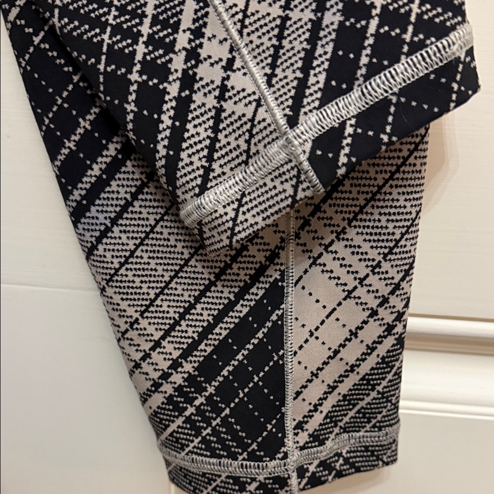 Athleta Salutation Stash Textured Tight Size Medium, never worn - Picture 8 of 9